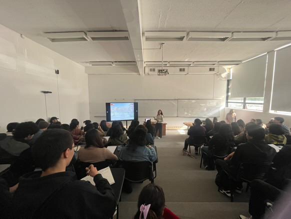 Valentina Cortés-Urra giving a guest lecture to Project II students at the Faculty of Architecture, Urbanism and Geography, University of Concepción